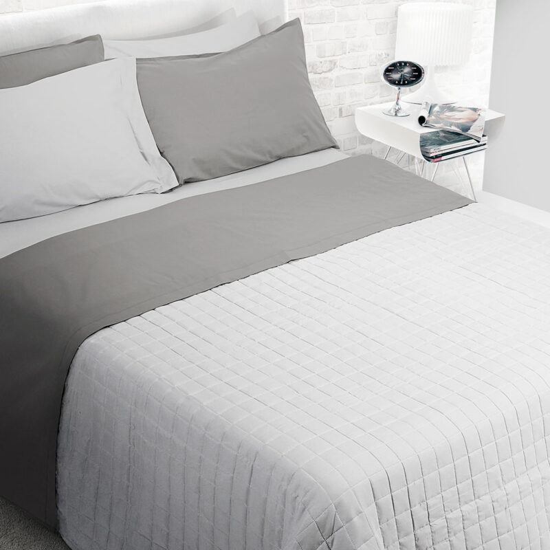 Il Completo Letto Bicolor No Stiro è realizzato in Puro Cotone 100%. Fresco e morbido e No Stiro. Prodotto in Tinta Unita Bicolor.  Singolo: Sopra 160×290 – Sotto 90×200 / 30 cm – 1 Federa 50×80 cm