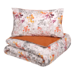 La collezione BACCHE celebra latenacia della natura con rami solitari che sbucano dalla neve resistendo alle intemperie. Il disegno delicato restituisce in un gioco di trasparenze, sovrapposizioni cromatiche e sfumature i piccoli frutti della stagione fredda, che appaiono come versi poetici nel silenzio della notte. Le tonalità proposte indagano il mondo dei verdi, animati da accenni acidi, oppure le sfumature calde del burgundy che si declinano fino al color zucca. Preziosa stampa digitale - Percalle di puro cotone La faccia superiore del sacco e delle federe è in percalle di puro cotone stampato in digitale, l'altra faccia è in percalle tinta unita. Misure: 1 Piazza: sacco 155x260 cm; federa 52x82 cm 2 Piazze: sacco 250x260 cm; federe 52x82 cm Sistema di fissaggio Twins®