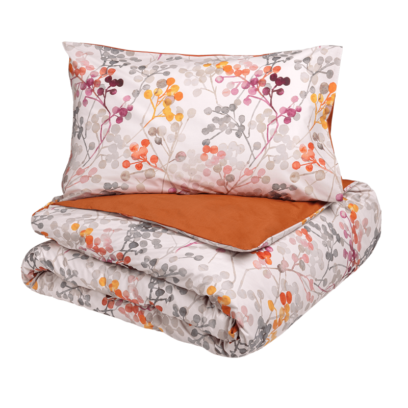 La collezione BACCHE celebra latenacia della natura con rami solitari che sbucano dalla neve resistendo alle intemperie. Il disegno delicato restituisce in un gioco di trasparenze, sovrapposizioni cromatiche e sfumature i piccoli frutti della stagione fredda, che appaiono come versi poetici nel silenzio della notte. Le tonalità proposte indagano il mondo dei verdi, animati da accenni acidi, oppure le sfumature calde del burgundy che si declinano fino al color zucca. Preziosa stampa digitale - Percalle di puro cotone La faccia superiore del sacco e delle federe è in percalle di puro cotone stampato in digitale, l'altra faccia è in percalle tinta unita. Misure: 1 Piazza: sacco 155x260 cm; federa 52x82 cm 2 Piazze: sacco 250x260 cm; federe 52x82 cm Sistema di fissaggio Twins®