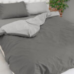 Splendida Parure Copripiumino realizzata in Puro Cotone in tinta unita bicolore Double Face. La particolare lavorazione conferisce al prodotto finito un aspetto naturale, esaltando le qualità del tessuto, resistente, traspirante, fresco e leggero sulla pelle. Si lava facilmente e non necessita di essere stirata. I prodotti Copripiumino che non si stirano sono realizzati con speciali tessuti addolciti nella mano e modernizzati nei colori. La Parure comprende il Sacco Copripiumino 255x200+40cm patella - n. 2 federe Il Prodotto è adatto sia per i Piumini da 200cm che da 220cm di Lunghezza. Caratteristiche tecniche: Materiale: puro cotone Design: tinta unita Double Face Lavaggio: facilmente lavabile in lavatrice a 30 gradi Asciugatrice si/no: si