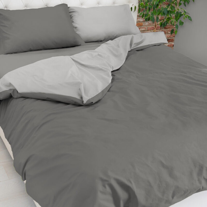 Splendida Parure Copripiumino realizzata in Puro Cotone in tinta unita bicolore Double Face. La particolare lavorazione conferisce al prodotto finito un aspetto naturale, esaltando le qualità del tessuto, resistente, traspirante, fresco e leggero sulla pelle. Si lava facilmente e non necessita di essere stirata. I prodotti Copripiumino che non si stirano sono realizzati con speciali tessuti addolciti nella mano e modernizzati nei colori. La Parure comprende il Sacco Copripiumino 255x200+40cm patella - n. 2 federe Il Prodotto è adatto sia per i Piumini da 200cm che da 220cm di Lunghezza. Caratteristiche tecniche: Materiale: puro cotone Design: tinta unita Double Face Lavaggio: facilmente lavabile in lavatrice a 30 gradi Asciugatrice si/no: si