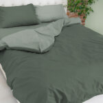 Splendida Parure Copripiumino realizzata in Puro Cotone in tinta unita bicolore Double Face. La particolare lavorazione conferisce al prodotto finito un aspetto naturale, esaltando le qualità del tessuto, resistente, traspirante, fresco e leggero sulla pelle. Si lava facilmente e non necessita di essere stirata. I prodotti Copripiumino che non si stirano sono realizzati con speciali tessuti addolciti nella mano e modernizzati nei colori. La Parure comprende il Sacco Copripiumino 255x200+40cm patella - n. 2 federe Il Prodotto è adatto sia per i Piumini da 200cm che da 220cm di Lunghezza. Caratteristiche tecniche: Materiale: puro cotone Design: tinta unita Double Face Lavaggio: facilmente lavabile in lavatrice a 30 gradi Asciugatrice si/no: si