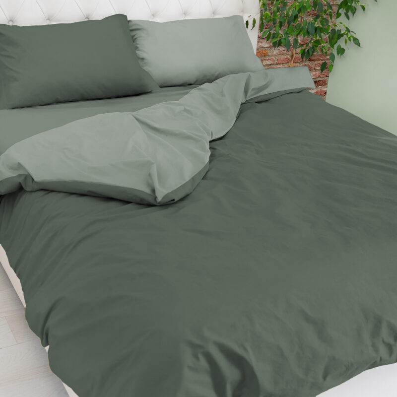 Splendida Parure Copripiumino realizzata in Puro Cotone in tinta unita bicolore Double Face. La particolare lavorazione conferisce al prodotto finito un aspetto naturale, esaltando le qualità del tessuto, resistente, traspirante, fresco e leggero sulla pelle. Si lava facilmente e non necessita di essere stirata. I prodotti Copripiumino che non si stirano sono realizzati con speciali tessuti addolciti nella mano e modernizzati nei colori. La Parure comprende il Sacco Copripiumino 255x200+40cm patella - n. 2 federe Il Prodotto è adatto sia per i Piumini da 200cm che da 220cm di Lunghezza. Caratteristiche tecniche: Materiale: puro cotone Design: tinta unita Double Face Lavaggio: facilmente lavabile in lavatrice a 30 gradi Asciugatrice si/no: si