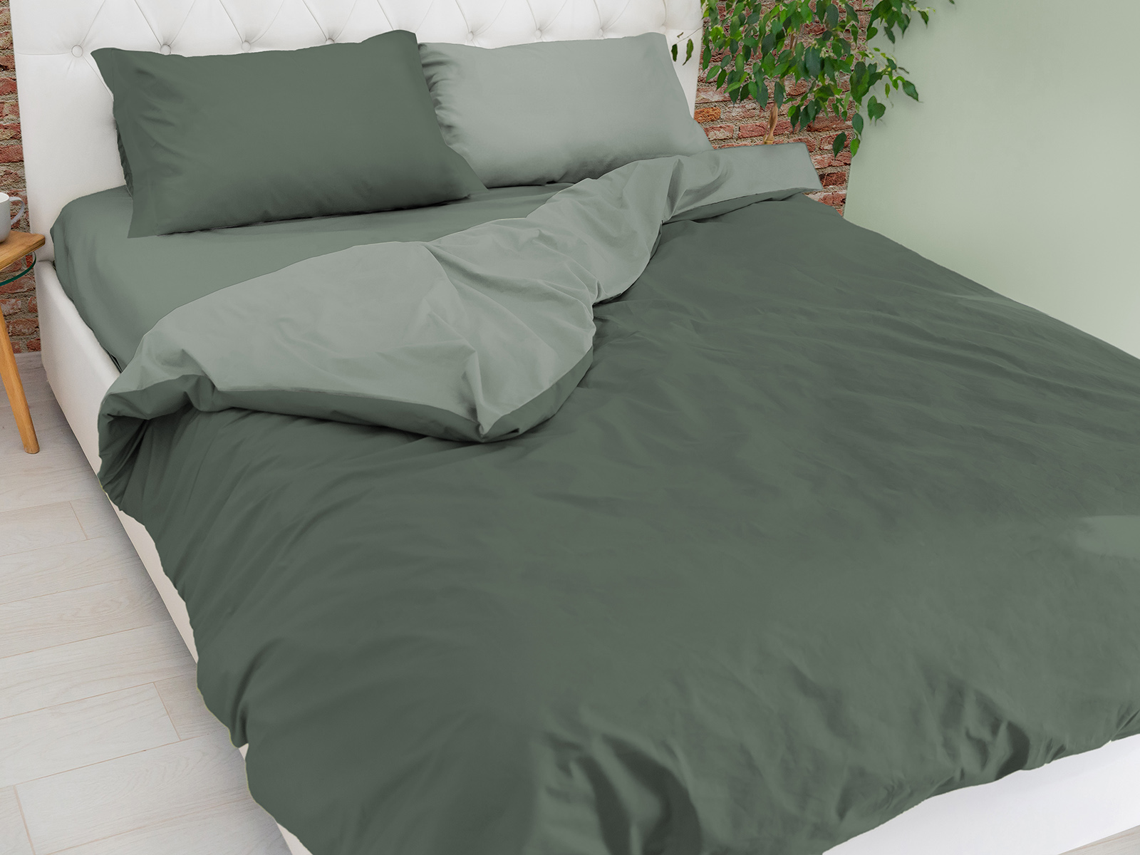 Splendida Parure Copripiumino realizzata in Puro Cotone in tinta unita bicolore Double Face. La particolare lavorazione conferisce al prodotto finito un aspetto naturale, esaltando le qualità del tessuto, resistente, traspirante, fresco e leggero sulla pelle. Si lava facilmente e non necessita di essere stirata. I prodotti Copripiumino che non si stirano sono realizzati con speciali tessuti addolciti nella mano e modernizzati nei colori. La Parure comprende il Sacco Copripiumino 255x200+40cm patella - n. 2 federe Il Prodotto è adatto sia per i Piumini da 200cm che da 220cm di Lunghezza. Caratteristiche tecniche: Materiale: puro cotone Design: tinta unita Double Face Lavaggio: facilmente lavabile in lavatrice a 30 gradi Asciugatrice si/no: si