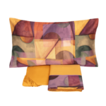 Il viaggio nell’emisfero sud del mondo identifica la collezione PARACAS. L’affascinante paesaggio del Perù fatto di rocce rosse e sabbia color fuoco che si tuffano nel blu dell’oceano è restituito in un disegno astratto che sembra preso in prestito dai capolavori di Paul Klee. Il rimando allo scenario citato è sottolineato anche dalle tonalità scelte: la gamma dei colori caldi e quella dei verdi che include le sfumature dell’acqua. Preziosa stampa digitale - Percalle di puro cotone Le federe e l'alta balza del lenzuolo, impreziosita da codina a contrasto, sono in percalle di puro cotone stampato in digitale. Il resto del completo è in percalle di puro cotone tinta unita. Misure: 2 Piazze: sopra 260x295 cm - sotto 180x200x30 cm - federe 52x82 cm Della stessa collezione disponibile la parure copripiumino