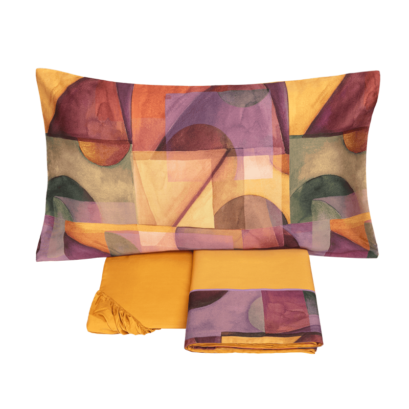 Il viaggio nell’emisfero sud del mondo identifica la collezione PARACAS. L’affascinante paesaggio del Perù fatto di rocce rosse e sabbia color fuoco che si tuffano nel blu dell’oceano è restituito in un disegno astratto che sembra preso in prestito dai capolavori di Paul Klee. Il rimando allo scenario citato è sottolineato anche dalle tonalità scelte: la gamma dei colori caldi e quella dei verdi che include le sfumature dell’acqua. Preziosa stampa digitale - Percalle di puro cotone Le federe e l'alta balza del lenzuolo, impreziosita da codina a contrasto, sono in percalle di puro cotone stampato in digitale. Il resto del completo è in percalle di puro cotone tinta unita. Misure: 2 Piazze: sopra 260x295 cm - sotto 180x200x30 cm - federe 52x82 cm Della stessa collezione disponibile la parure copripiumino