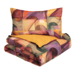 L'emisfero sud del mondo si esrinme nella collezione PARACAS. L’affascinante paesaggio del Perù fatto di rocce rosse e sabbia color fuoco che si tuffano nel blu dell’oceano è restituito in un disegno astratto che rimanda ai capolavori di Paul Klee. Lo scenario citato è sottolineato anche dalle tonalità scelte: la gamma dei colori caldi e quella dei verdi che include le sfumature dell’acqua. Preziosa stampa digitale - Percalle di puro cotone La faccia superiore del sacco e delle federe sono in percalle di puro cotone stampato in digitale, l'altra faccia è in percalle di puro cotone tinta unita. Misure: 2 Piazze: sacco 250x260 cm - federe 52x82 cm Sistema di fissaggio Twins®