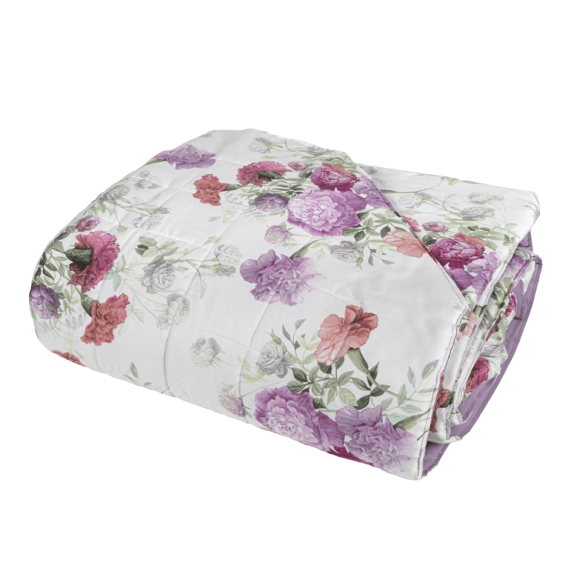 Il garofano simbolo delle divinità e offerto agli stessi in occasione delle cerimonie religiose ispira la collezione Summer. Il disegno romantico e vivido decora il quilt proposto nei romantici toni del rosa, nelle vitaminiche sfumature di verde e nell’esuberante versione su fondo gold. Preziosa stampa digitale su raso 300TC di puro cotone. Trapuntato a capo, è rifinito a mano con due angoli sagomati. Ovatta Talko® creata con micro fibre calandrate di bassa denaratura. La calandratura della superficie impedisce il peeling e rallenta la penetrazione dell'aria fredda dall'esterno creando condizioni di benessere ottimali. Misure: 2 piazze: 270x270 cm Della stessa collezione disponibili il completo lenzuola