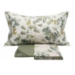 FAZZINI Completo Lenzuola in Flanella Di Cotone Fantasia - Ginkgo Il Completo Lenzuola Ginkgo è realizzato in Flanella di Puro Cotone, impreziosito da una raffinata stampa digitale ispirata alla natura. Le iconiche foglie di ginkgo, leggere e armoniose creano un motivo delicato ed elegante. Il disegno è proposto in palette cromatiche naturali e sofisticate, capaci di donare alla camera un’atmosfera rilassante e senza tempo. Il sotto è in tinta unita La Flanella utilizzata da Fazzini è di Altissima Qualità, in puro cotone e in grado di restare inalterata negli anni grazie al trattamento Anti-Pilling che riduce la formazione di odiosi pelucchi e pallini sul tessuto di Flanella.  Il Completo Lenzuola comprende il lenzuolo di sopra fantasia ginkgo 260x295,  il lenzuolo di sotto con angoli 180x200 e le 2 federe. Caratteristiche tecniche: Materiale: 100% cotone Design: floreale Lavaggio: facilmente lavabile in lavatrice a 30 gradi