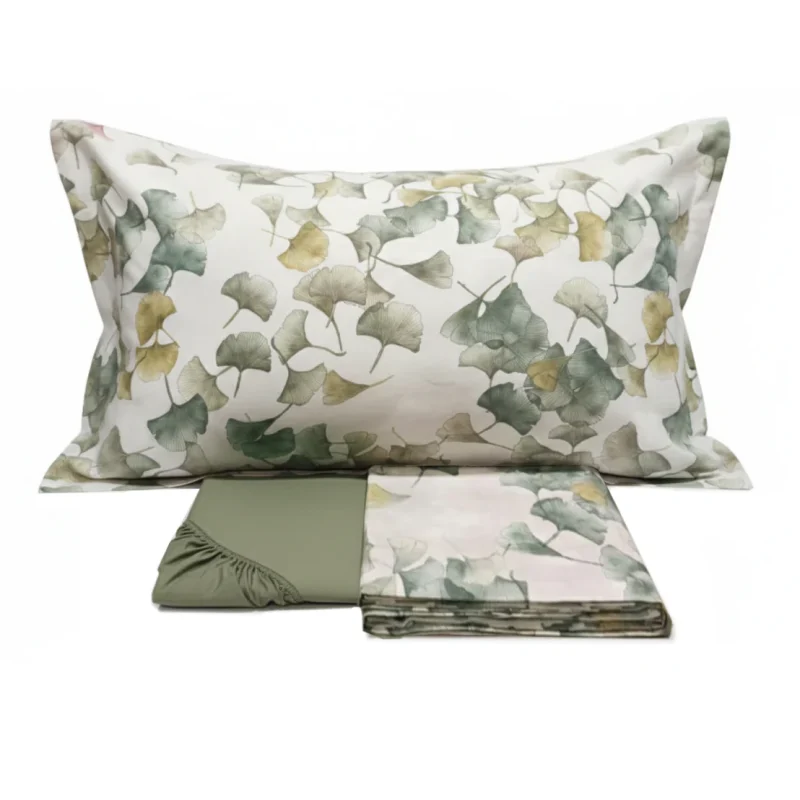 FAZZINI Completo Lenzuola in Flanella Di Cotone Fantasia - Ginkgo Il Completo Lenzuola Ginkgo è realizzato in Flanella di Puro Cotone, impreziosito da una raffinata stampa digitale ispirata alla natura. Le iconiche foglie di ginkgo, leggere e armoniose creano un motivo delicato ed elegante. Il disegno è proposto in palette cromatiche naturali e sofisticate, capaci di donare alla camera un’atmosfera rilassante e senza tempo. Il sotto è in tinta unita La Flanella utilizzata da Fazzini è di Altissima Qualità, in puro cotone e in grado di restare inalterata negli anni grazie al trattamento Anti-Pilling che riduce la formazione di odiosi pelucchi e pallini sul tessuto di Flanella. Il Completo Lenzuola comprende il lenzuolo di sopra fantasia ginkgo 260x295, il lenzuolo di sotto con angoli 180x200 e le 2 federe. Caratteristiche tecniche: Materiale: 100% cotone Design: floreale Lavaggio: facilmente lavabile in lavatrice a 30 gradi