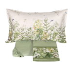 Il Completo Lenzuola Nara è caratterizzato da una delicata stampa botanica che decora la faccia superiore delle federe e la balza alta del lenzuolo da sopra, rifinita da un elegante bordo in tinta unita. Il resto del completo, incluso il lenzuolo da sotto con angoli, è proposto in tinta unita verde salvia, per un risultato armonioso e luminoso, capace di portare in camera una sensazione immediata di calma e freschezza. La Collezione Nara è un omaggio alla quiete dei giardini e dei boschi: su un fondo chiaro, come carta di riso, si posa un erbarium poetico di rami sottili, foglie leggere e piccoli fiori, attraversato da tocchi di azzurro come voli improvvisi tra il verde. Una fantasia ariosa e raffinata, che unisce naturalezza e cura del dettaglio, pensata per chi ama una camera da letto pulita, elegante e profondamente rilassante. Misura Matrimoniale: Lenzuolo sopra 260x295 cm, Lenzuolo sotto 180x200x30 cm, 2 Federe 52x82 cm Caratteristiche tecniche: Materiale: 100% cotone Design: stampa digitale Lavaggio: facilmente lavabile in lavatrice a 40 gradi