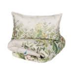 La collezione NARA prende il nome dall’antica capitale del Giappone e si ispira all’eleganza essenziale dell’estetica giapponese, rievocando la leggerezza poetica dei paraventi orientali. Il disegno, realizzato su raso di cotone con una texture di fondo, è il risultato di uno studio attento e ricercato: delicate progressioni di vegetazione, fiori bianchi e piccoli uccellini compongono una scena incantata. Le federe riprendono il disegno piccolo, rivelandosi come vere e proprie miniature artistiche. Preziosa stampa digitale - Raso 300TC di puro cotone Entrambi i lati delle federe a quattro volanini e la faccia superiore del sacco sono in raso 300TC di puro cotone stampato in digitale, l'altra faccia del sacco è in raso 300TC di puro cotone tinta unita. Sistema di fissaggio Twins® Misure: 2 piazze: sacco 250x260 cm - federe 52x82 cm NELLA STESSA VERSIONE DISPONIBILE LA PARURE COPRIPIUMINO E IL QUILT