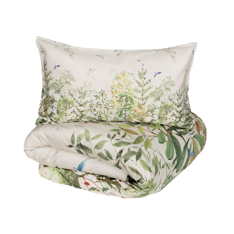 La collezione NARA prende il nome dall’antica capitale del Giappone e si ispira all’eleganza essenziale dell’estetica giapponese, rievocando la leggerezza poetica dei paraventi orientali. Il disegno, realizzato su raso di cotone con una texture di fondo, è il risultato di uno studio attento e ricercato: delicate progressioni di vegetazione, fiori bianchi e piccoli uccellini compongono una scena incantata. Le federe riprendono il disegno piccolo, rivelandosi come vere e proprie miniature artistiche. Preziosa stampa digitale - Raso 300TC di puro cotone Entrambi i lati delle federe a quattro volanini e la faccia superiore del sacco sono in raso 300TC di puro cotone stampato in digitale, l'altra faccia del sacco è in raso 300TC di puro cotone tinta unita. Sistema di fissaggio Twins® Misure: 2 piazze: sacco 250x260 cm - federe 52x82 cm NELLA STESSA VERSIONE DISPONIBILE LA PARURE COPRIPIUMINO E IL QUILT