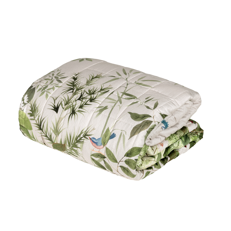 Il quilt NARA si ispira all’eleganza essenziale dell’estetica giapponese tipica dell’antica capitale del Giappone da cui prende il nome. Completa le proposte della collezione rievocando la leggerezza poetica dei paraventi orientali. Il disegno, realizzato su raso di cotone con una texture di fondo, è il risultato di uno studio attento e ricercato: delicate progressioni di vegetazione, fiori bianchi e piccoli uccellini compongono una scena incantata. Preziosa stampa digitale – Raso 300TC di puro cotone Trapuntato a capo, è rifinito a mano con due angoli sagomati. Ovatta talko® creata con micro fibre calandrate di bassa denaratura. La calandratura della superficie impedisce il peeling e rallenta la penetrazione dell’aria fredda dall’esterno creando condizioni di benessere ottimali. Misure: Quilt 2 piazze: 270×270 cm NELLA STESSA VERSIONE DISPONIBILE IL COMPLETO LETTO E LA PARURE COPRIPIUMINO