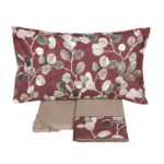 Ispirata alla filosofia giapponese del Wabi-Sabi, la collezione SABI SABI ne interpreta i principi per rendere omaggio alla spontaneità della natura e alle sue imperfezioni, alla bellezza dei piccoli gesti e alla capacità di accogliere ciò che viene. Il disegno stampato su percalle svela la spontaneità della natura e la sua commovente capacità di resistere al rigido clima invernale. Il copripiumino, il lenzuolo e il quilt sono proposti nell’iconico burgundy oppure in una raffinata versione grigia che dialoga con i verdi ed una terza nei toni caldi dello zucca. Preziosa stampa digitale - Percalle di puro cotone Entrambi i lati delle federe a quattro volanini e l'alta balza del lenzuolo, impreziosita da codina a contrasto, sono in percalle di puro cotone stampato in digitale. Il resto del completo è in percalle di puro cotone tinta unita. Misure: 2 Piazze: sopra 260x295 cm - sotto 180x200x30 cm - federe 52x82 cm Della stessa collezione disponibile la trapunta