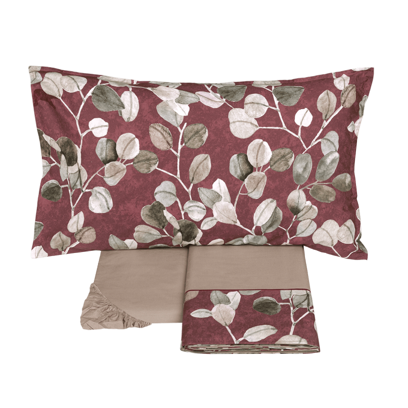 Ispirata alla filosofia giapponese del Wabi-Sabi, la collezione SABI SABI ne interpreta i principi per rendere omaggio alla spontaneità della natura e alle sue imperfezioni, alla bellezza dei piccoli gesti e alla capacità di accogliere ciò che viene. Il disegno stampato su percalle svela la spontaneità della natura e la sua commovente capacità di resistere al rigido clima invernale. Il copripiumino, il lenzuolo e il quilt sono proposti nell’iconico burgundy oppure in una raffinata versione grigia che dialoga con i verdi ed una terza nei toni caldi dello zucca. Preziosa stampa digitale - Percalle di puro cotone Entrambi i lati delle federe a quattro volanini e l'alta balza del lenzuolo, impreziosita da codina a contrasto, sono in percalle di puro cotone stampato in digitale. Il resto del completo è in percalle di puro cotone tinta unita. Misure: 2 Piazze: sopra 260x295 cm - sotto 180x200x30 cm - federe 52x82 cm Della stessa collezione disponibile la trapunta