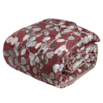 Ispirata alla filosofia giapponese del Wabi-Sabi, la collezione SABI SABI ne interpreta i principi per rendere omaggio alla spontaneità della natura e alle sue imperfezioni, alla bellezza dei piccoli gesti e alla capacità di accogliere ciò che viene. Il disegno stampato su percalle svela la spontaneità della natura e la sua commovente capacità di resistere al rigido clima invernale. La trapunta si esprime nell’iconico burgundy Preziosa stampa digitale - Percalle di puro cotone Trapuntata a capo, è rifinita a mano con due angoli sagomati. Ovatta Talko® creata con micro fibre calandrate di bassa denaratura. La calandratura della superficie impedisce il peeling e rallenta la penetrazione dell'aria fredda dall'esterno creando condizioni di benessere ottimali. Misure: 2 Piazze: 270x270 cm Della stessa collezione disponibile il completo lenzuolo