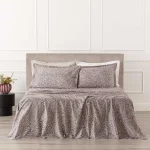 Completo lenzuolo copriletto Dama Il completo Dama è pensato per chi desidera portare nel riposo la stessa energia sofisticata delle passerelle. Il sopra, in raso di cotone 300 fili con stampa digitale, rivela un motivo animalier elegante, luminoso e ricco di personalità. Il set matrimoniale comprende un sopra da 265x290 cm con balza applicata, un sotto con angoli (180x200 cm + angoli da 28 cm) in raso tinta unita, e due federe double con volants (52x82+3 cm). Ogni elemento è rifinito con cura sartoriale, a garanzia di qualità e resistenza. Disponibile nella variante Lino, dalle tonalità calde e neutre, il completo si inserisce in diversi contesti stilistici, donando glamour senza eccessi. Un coordinato che non si limita a decorare, ma che trasforma il letto in un segno di eleganza e qualità duratura. Qualità/Materiali: 100% Raso di Cotone Dimensione Matrimoniale: Sopra: cm 265x290 Sotto: cm 180x200 + angoli 28 cm Federe: 2 federe double 4 volants cm 52x82 + 3 Certificazione: OEKO TEX Nazione Origine: Made in Italy