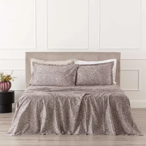 Completo lenzuolo copriletto Dama Il completo Dama è pensato per chi desidera portare nel riposo la stessa energia sofisticata delle passerelle. Il sopra, in raso di cotone 300 fili con stampa digitale, rivela un motivo animalier elegante, luminoso e ricco di personalità. Il set matrimoniale comprende un sopra da 265x290 cm con balza applicata, un sotto con angoli (180x200 cm + angoli da 28 cm) in raso tinta unita, e due federe double con volants (52x82+3 cm). Ogni elemento è rifinito con cura sartoriale, a garanzia di qualità e resistenza. Disponibile nella variante Lino, dalle tonalità calde e neutre, il completo si inserisce in diversi contesti stilistici, donando glamour senza eccessi. Un coordinato che non si limita a decorare, ma che trasforma il letto in un segno di eleganza e qualità duratura. Qualità/Materiali: 100% Raso di Cotone Dimensione Matrimoniale: Sopra: cm 265x290 Sotto: cm 180x200 + angoli 28 cm Federe: 2 federe double 4 volants cm 52x82 + 3 Certificazione: OEKO TEX Nazione Origine: Made in Italy