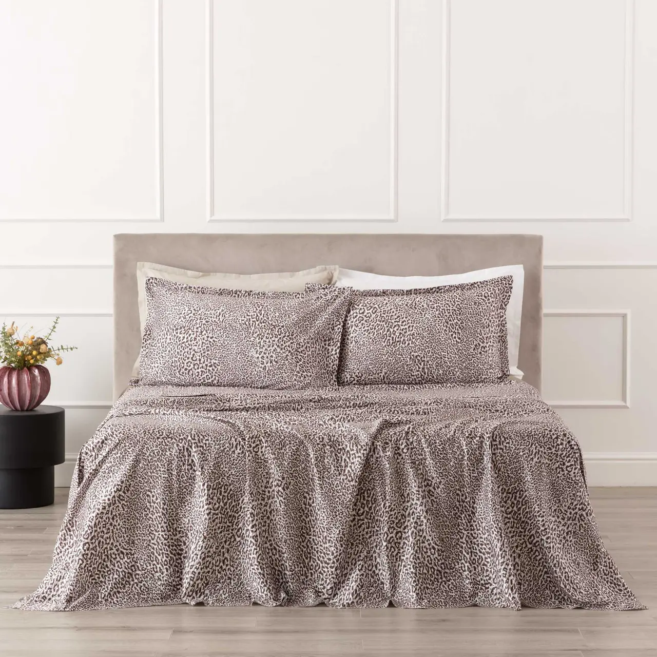 Completo lenzuolo copriletto Dama Il completo Dama è pensato per chi desidera portare nel riposo la stessa energia sofisticata delle passerelle. Il sopra, in raso di cotone 300 fili con stampa digitale, rivela un motivo animalier elegante, luminoso e ricco di personalità. Il set matrimoniale comprende un sopra da 265x290 cm con balza applicata, un sotto con angoli (180x200 cm + angoli da 28 cm) in raso tinta unita, e due federe double con volants (52x82+3 cm). Ogni elemento è rifinito con cura sartoriale, a garanzia di qualità e resistenza. Disponibile nella variante Lino, dalle tonalità calde e neutre, il completo si inserisce in diversi contesti stilistici, donando glamour senza eccessi. Un coordinato che non si limita a decorare, ma che trasforma il letto in un segno di eleganza e qualità duratura. Qualità/Materiali: 100% Raso di Cotone Dimensione Matrimoniale: Sopra: cm 265x290 Sotto: cm 180x200 + angoli 28 cm Federe: 2 federe double 4 volants cm 52x82 + 3 Certificazione: OEKO TEX Nazione Origine: Made in Italy