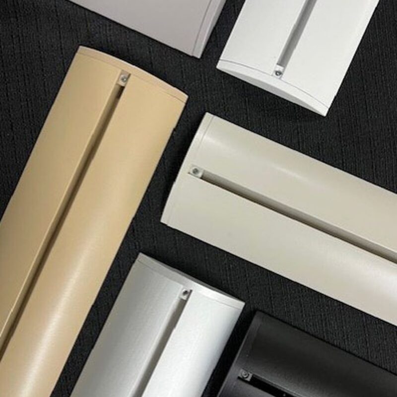 Barra Alluminio Sagomata BR75 La barra in alluminio sagomata BR75 è un sistema per tende pratico ed elegante adatto per abitazioni, uffici e hotel Adatto per tende classiche o a effetto onda, ideale per tutti i tendaggi di medio peso Varie finiture e misure disponibili Attacco a soffitto
