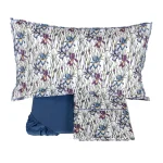 Il Completo Lenzuola Copriletto Belle Époque, realizzato in puro cotone e caratterizzato da una raffinata stampa floreale che decora le federe e il lenzuolo copriletto (all over). Il lenzuolo da sotto è proposto in tinta unita coordinata, per creare un equilibrio elegante tra fantasia e colore. Il completo è disponibile in più varianti cromatiche, pensate per portare carattere e luminosità alla camera da letto. La Collezione Belle Époque nasce dal desiderio di riportare in casa il fascino senza tempo di un’epoca fatta di dettagli preziosi, armonie decorative e gusto artistico. I fiori diventano protagonisti come in un motivo d’atelier: slanciati, grafici, ricchi di sfumature, evocano giardini curati e atmosfere d’altri tempi, tra romanticismo e stile. Un’eleganza scenografica ma sempre raffinata, capace di trasformare il letto nel punto focale della stanza con un tocco di autentica poesia. Caratteristiche tecniche Materiale: 100% cotone Design: stampa digitale Lavaggio: facilmente lavabile in lavatrice a 30 gradi Asciugatrice sì/no: sì (consigliamo l'uso del programma di asciugatura "pronto stiro") Misura: 2 piazze: sopra 260x295 cm - sotto 180x200x30 cm - federe 52x82