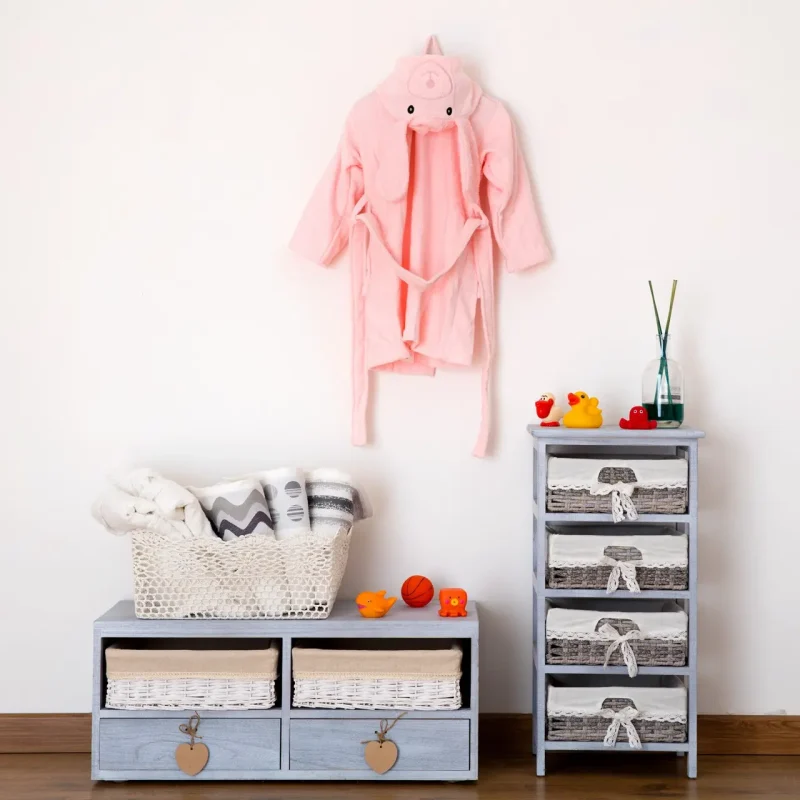 Accappatoio Junior Sheep L’Accappatoio Junior Sheep della Linea Riviera Home Collection è pensato per rendere il momento del bagno un’esperienza ancora più piacevole e divertente. Il design con cappuccio sagomato a tema, arricchito da dettagli applicati, unisce fantasia e funzionalità, trasformando un gesto quotidiano in un piccolo rituale di comfort. È un capo studiato per avvolgere delicatamente i più piccoli, offrendo protezione e calore subito dopo la doccia o il bagno. Realizzato in spugna 100% cotone da 370 gr/m², questo accappatoio garantisce un’elevata capacità di assorbimento e una consistenza morbida ma strutturata. Il cotone naturale favorisce la traspirabilità e risulta delicato sulla pelle, mentre la grammatura importante assicura una sensazione avvolgente e resistente all’uso frequente. La qualità del tessuto permette di mantenere morbidezza e forma anche dopo numerosi lavaggi, caratteristica fondamentale per un capo destinato all’utilizzo quotidiano. Dotato di cintura regolabile per una vestibilità comoda e stabile, l’Accappatoio Junior Sheep è certificato OEKO-TEX®, garanzia di assenza di sostanze nocive e attenzione alla sicurezza dei materiali a contatto con la pelle. È la scelta ideale per chi desidera un accappatoio baby in puro cotone che unisca assorbenza, resistenza e un tocco di allegria, senza rinunciare alla qualità della spugna e alla cura dei dettagli.