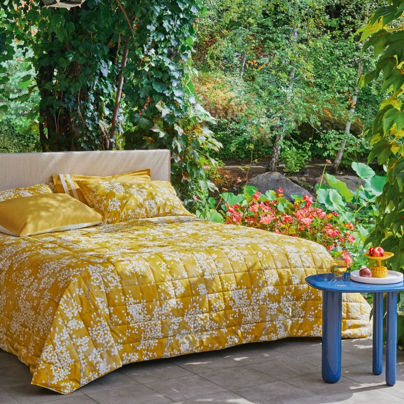Il quilt con la leggera trapuntatura accentua il movimento donato dalla stampa con laccatura. L'elegante disegno che caratterizza la collezione prende vita creando una aiuola giapponese da cui l'occhio è magicamente attratto. I quilt Fazzini sono lavorati singolarmente e rifiniti a mano con due angoli sagomati che li adattano perfettamente al fondo del letto. Percalle di puro cotone con sovrastampa in lacca bianca. Trapuntato a capo, è rifinito con due angoli sagomati. Composizione tessuto 100% cotone, imbottitura 100% poliestere Misure: 2 piazze: 270x270 Della stessa collezione disponibili il completo lenzuola, la parure copripiumino e la trapunta.