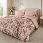La Parure Copripiumino Calle è caratterizzata da una preziosa stampa digitale che decora con eleganza la faccia superiore del sacco copripiumino e delle federe. Il lato stampato è realizzato in Percalle di Puro Cotone 200TC, mentre il lato inferiore, in tinta unita, è anch’esso in percalle di puro cotone. La Collezione Calle celebra un’eleganza floreale essenziale e contemporanea: un disegno ricco ma armonioso, in cui le calle diventano protagoniste tra foglie ampie e linee morbide. Le tonalità, sofisticate e avvolgenti, creano un’atmosfera luminosa e rilassante, trasformando la camera da letto in uno spazio di quiete e bellezza quotidiana. La Parure Copripiumino comprende il sacco copripiumino e le 2 federe. MISURA Matrimoniale: Sacco copripiumino 250x260 cm, 2 Federe 52x82 cm Caratteristiche tecniche Materiale: 100% cotone Design: stampa digitale Lavaggio: facilmente lavabile in lavatrice a 40 gradi Asciugatrice sì/no: sì (consigliamo l'uso del programma di asciugatura "pronto stiro")