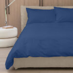 Superfici essenziali e colori pieni definiscono uno stile pulito, contemporaneo e versatile. Realizzato in percalle di puro cotone lavato in capo, il completo copripiumino EASY MAT offre una morbidezza naturale e un comfort immediato, ideale per chi desidera una zona notte accogliente e informale. La finitura no stiro ne esalta la praticità quotidiana, mentre il design minimalista lo rende perfetto per ambienti moderni e rilassati. Un completo copripiumino pratico ed elegante, pensato per vivere il letto con semplicità e benessere ogni giorno. Percalle di puro cotone 170TC lavato in capo - NO STIRO La federa è rifinita con quattro volanini con doppia ribattitura. Misure: 1 piazza: sacco 155x260 cm; sotto 90x200x30 cm; federa 52x82 cm 1 piazza e mezza: sacco 200x260 cm; sotto 140x200x30 cm; federe 52x82 cm Della stessa collezione sono disponibili anche il completo lenzuola e il quilt.