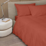 Superfici essenziali e colori pieni definiscono uno stile pulito, contemporaneo e versatile, perfetto per vestire la camera da letto con semplicità ed eleganza. Realizzato in percalle di puro cotone lavato in capo, il completo lenzuola EASY MAT offre una morbidezza naturale e una piacevole sensazione di comfort fin dal primo utilizzo. La finitura no stiro ne esalta la praticità quotidiana, mentre l’aspetto volutamente materico e informale dona carattere alla zona notte. Un completo letto ideale per chi cerca qualità, comfort e uno stile essenziale da vivere ogni giorno. Percalle di puro cotone 170TC lavato in capo - NO STIRO La federa è rifinita con quattro volanini con doppia ribattitura. Misure: 1 piazza: sopra 160x295 cm; sotto 90x200x30 cm; federa 52x82 cm 1 piazza e mezza: sopra 220x295 cm; sotto 120x200x30 cm; federe 52x82 cm 2 piazze: sopra 260x295 cm; sotto 180x200x30 cm; federe 52x82 cm Della stessa collezione sono disponibili anche il completo copripiumino e il quilt.
