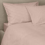 Le righe pulite e le tonalità soft donano alla camera da letto uno stile essenziale, rilassato e contemporaneo. Realizzato in percalle di puro cotone lavato in capo, il completo letto EASY STRIPES offre una mano morbida e piacevole al tatto, garantendo comfort e freschezza notte dopo notte. La finitura no stiro ne esalta la praticità e l’aspetto naturalmente vissuto, perfetto per chi ama un’eleganza informale e autentica. Un completo lenzuola pensato per accompagnare il riposo quotidiano con leggerezza, semplicità e benessere. Percalle di puro cotone 170TC lavato in capo - NO STIRO La federa è rifinita con quattro volanini con doppia ribattitura. Misure: 1 piazza: sopra 160x295 cm; sotto 90x200x30 cm; federa 52x82 cm 1 piazza e mezza: sopra 220x295 cm; sotto 120x200x30 cm; federe 52x82 cm 2 piazze: sopra 260x295 cm; sotto 180x200x30 cm; federe 52x82 cm Della stessa collezione sono disponibili anche il completo copripiumino e il set di 2 placemat.