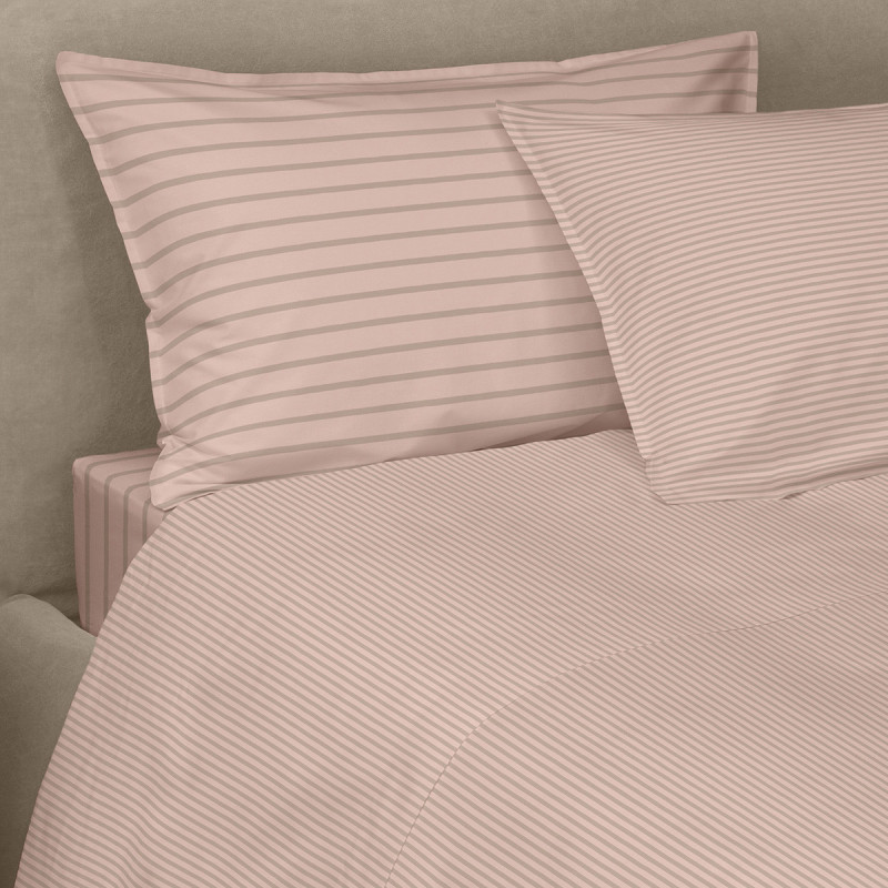 Le righe pulite e le tonalità soft donano alla camera da letto uno stile essenziale, rilassato e contemporaneo. Realizzato in percalle di puro cotone lavato in capo, il completo letto EASY STRIPES offre una mano morbida e piacevole al tatto, garantendo comfort e freschezza notte dopo notte. La finitura no stiro ne esalta la praticità e l’aspetto naturalmente vissuto, perfetto per chi ama un’eleganza informale e autentica. Un completo lenzuola pensato per accompagnare il riposo quotidiano con leggerezza, semplicità e benessere. Percalle di puro cotone 170TC lavato in capo - NO STIRO La federa è rifinita con quattro volanini con doppia ribattitura. Misure: 1 piazza: sopra 160x295 cm; sotto 90x200x30 cm; federa 52x82 cm 1 piazza e mezza: sopra 220x295 cm; sotto 120x200x30 cm; federe 52x82 cm 2 piazze: sopra 260x295 cm; sotto 180x200x30 cm; federe 52x82 cm Della stessa collezione sono disponibili anche il completo copripiumino e il set di 2 placemat.