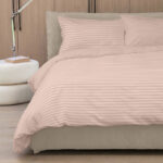 Le righe essenziali e le tonalità soft definiscono uno stile contemporaneo e rilassato, ideale per una camera da letto accogliente e senza tempo. Realizzato in percalle di puro cotone lavato in capo, il completo copripiumino EASY STRIPES, offre una piacevole morbidezza, una naturale leggerezza e un comfort immediato. Il sacco copripiumino double face permette di rinnovare facilmente l’aspetto del letto, offrendo due interpretazioni dello stesso stile e una maggiore versatilità d’arredo. La finitura no stiro ne esalta la praticità quotidiana e l’aspetto autentico, rendendolo perfetto per chi desidera una biancheria da letto elegante, funzionale e facile da vivere. Percalle di puro cotone 170TC lavato in capo - NO STIRO La federa è rifinita con quattro volanini con doppia ribattitura. Sacco double face. Misure: 1 piazza: sacco 155x260 cm; sotto 90x200x30 cm; federa 52x82 cm 1 piazza e mezza: sacco 200x260 cm; sotto 120x200x30 cm; federe 52x82 cm 2 piazze: sacco 250x260 cm; sotto 180x200x30 cm; federe 52x82 cm Della stessa collezione sono disponibili anche il completo letto