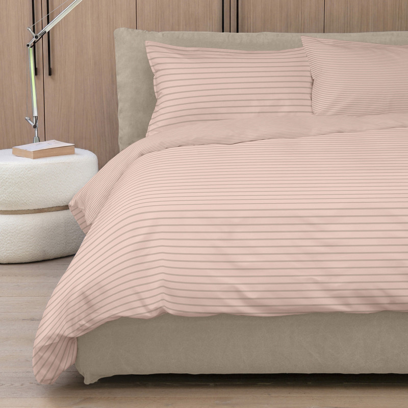 Le righe essenziali e le tonalità soft definiscono uno stile contemporaneo e rilassato, ideale per una camera da letto accogliente e senza tempo. Realizzato in percalle di puro cotone lavato in capo, il completo copripiumino EASY STRIPES, offre una piacevole morbidezza, una naturale leggerezza e un comfort immediato. Il sacco copripiumino double face permette di rinnovare facilmente l’aspetto del letto, offrendo due interpretazioni dello stesso stile e una maggiore versatilità d’arredo. La finitura no stiro ne esalta la praticità quotidiana e l’aspetto autentico, rendendolo perfetto per chi desidera una biancheria da letto elegante, funzionale e facile da vivere. Percalle di puro cotone 170TC lavato in capo - NO STIRO La federa è rifinita con quattro volanini con doppia ribattitura. Sacco double face. Misure: 1 piazza: sacco 155x260 cm; sotto 90x200x30 cm; federa 52x82 cm 1 piazza e mezza: sacco 200x260 cm; sotto 120x200x30 cm; federe 52x82 cm 2 piazze: sacco 250x260 cm; sotto 180x200x30 cm; federe 52x82 cm Della stessa collezione sono disponibili anche il completo letto