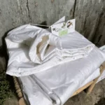 Il Piumino Hammerfest InCot realizzato in Puro Cotone è realizzato con materiali di altissima qualità, questo piumino unisce leggerezza e calore, offrendo una protezione termica perfetta per le mezze stagioni. La composizione del piumino permette una perfetta distribuzione del calore, evitando sbalzi di temperatura durante il sonno. Il cotone naturale è ipoallergenico, ideale per prevenire irritazioni cutanee e reazioni allergiche. Da sempre per vestirci e coprirci preferiamo prodotti naturali come il cotone, la fibra più diffusa. Il fiocco di cotone contiene cellulosa, acqua, minerali, proteine e grassi cerosi. Assorbe l'umidita e il sudore, mantiene costante la temperatura corporea, non infeltrisce resiste al calore e ai frequenti lavaggi. LAVABILE A 30° La linea Incot 100 grammi propone interno leggerissimo per copripiumino e Incot 250 grammi per la mezza stagione e l'inverno mite Esterno: In percalle di puro cotone Interno: Fibra di puro cotone Misure: Matrimoniale 250x200 - 250x220 1 Piazza e mezza 200x200 - 200x220 Singolo 155x200 -155x220