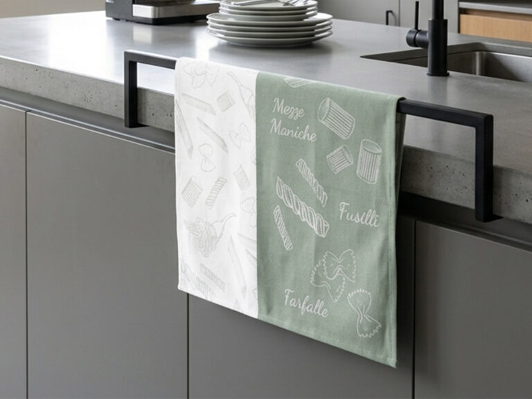 Il Canovaccio PASTA è realizzato in cotone egiziano; con un tessuto dal peso di 80gr, il canovaccio è molto resistente e assorbente, grazie alle sue proprietà igroscopiche superiori. Il design moderno e vivace riproduce sul cotone egiziano una fantasia dai colori brillanti, creando un disegno che ben si adatta con qualsiasi arredamento in cucina. Il cotone egiziano, conosciuto anche come l’oro bianco del Nilo, è uno dei tessuti più antichi e pregiati del mondo. Le fibre lunghe e setose di questa pianta intrecciate creano una texture più liscia e morbida rispetto al normale cotone. Il tessuto che se ne ricava è quindi più pregiato, resistente, duraturo, ipoallergenico, facile da lavare e igroscopico. Il canovaccio è venduto singolarmente.  Caratteristiche tecniche Materiale: 100% cotone egiziano Design: fantasia pasta Lavaggio: in lavatrice a 60° Asciugatrice: sì Il canovaccio misura 50x70cm.