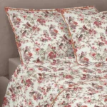 Il completo lenzuola copriletto BIRDS GARDEN trasforma la camera da letto in un racconto visivo sospeso tra natura e immaginazione. Un intreccio di rami, fiori in piena fioritura, uccelli dalle piume vellutate e leggere farfalle dà vita a un disegno ricco di dettagli, ispirato alle atmosfere di un diario di viaggio illustrato. Realizzato in percalle di cotone, questo completo lenzuola unisce freschezza, comfort e qualità, vestendo il letto con uno stile elegante e narrativo. Disponibile nelle tonalità vibranti dei blu e in quelle intense dei rossi, regala alla camera da letto un’identità sofisticata e suggestiva. Preziosa stampa digitale - Percalle di puro cotone Le federe a quattro volanini ed il lenzuolo copriletto sono in percalle di puro cotone stampato in digitale ed impreziositi da cordonetto ricamato. Il resto del completo è in percalle di puro cotone tinta unita. Misure: 2 piazze: sopra 260x295 cm - sotto 180x200x30 cm - federe 52x82 cm Materiale: 100% cotone Design: stampa digitale Lavaggio: facilmente lavabile in lavatrice a 40 gradi