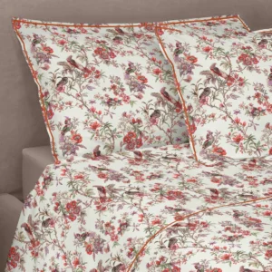 Il completo lenzuola copriletto BIRDS GARDEN trasforma la camera da letto in un racconto visivo sospeso tra natura e immaginazione. Un intreccio di rami, fiori in piena fioritura, uccelli dalle piume vellutate e leggere farfalle dà vita a un disegno ricco di dettagli, ispirato alle atmosfere di un diario di viaggio illustrato. Realizzato in percalle di cotone, questo completo lenzuola unisce freschezza, comfort e qualità, vestendo il letto con uno stile elegante e narrativo. Disponibile nelle tonalità vibranti dei blu e in quelle intense dei rossi, regala alla camera da letto un’identità sofisticata e suggestiva. Preziosa stampa digitale - Percalle di puro cotone Le federe a quattro volanini ed il lenzuolo copriletto sono in percalle di puro cotone stampato in digitale ed impreziositi da cordonetto ricamato. Il resto del completo è in percalle di puro cotone tinta unita. Misure: 2 piazze: sopra 260x295 cm - sotto 180x200x30 cm - federe 52x82 cm Materiale: 100% cotone Design: stampa digitale Lavaggio: facilmente lavabile in lavatrice a 40 gradi