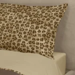 Il completo lenzuola TABBY interpreta la bellezza avvolgente della natura, trasformando il letto in un rifugio di morbidezza ed eleganza. Ispirato al manto dei felini, il disegno si esprime in una stampa grintosa ma delicata, capace di donare carattere alla camera da letto mantenendo un equilibrio armonioso. Un completo lenzuola in cui la dimensione wild si fonde con il comfort quotidiano, per un’esperienza sensoriale calda e raffinata. Realizzato con materiali di qualità, veste il letto con uno stile contemporaneo e accogliente, ideale per accompagnare i momenti di relax nelle stagioni più fredde. Preziosa stampa digitale - Percalle di puro cotone Le federe a quattro volanini e l'alta balza del lenzuolo, impreziosita da bordo a contrasto, sono in percalle di puro cotone stampato in digitale. Il resto del completo è in percalle di puro cotone tinta unita. Misure: 2 piazze: sopra 260x295 cm - sotto 180x200x30 cm - federe 52x82 cm Materiale: 100% cotone Design: stampa digitale Lavaggio: facilmente lavabile in lavatrice a 40 gradi Della stessa collezione sono disponibili la parure copripiumino e la coppia ospite + asciugamano