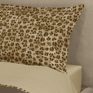 Il completo lenzuola TABBY interpreta la bellezza avvolgente della natura, trasformando il letto in un rifugio di morbidezza ed eleganza. Ispirato al manto dei felini, il disegno si esprime in una stampa grintosa ma delicata, capace di donare carattere alla camera da letto mantenendo un equilibrio armonioso. Un completo lenzuola in cui la dimensione wild si fonde con il comfort quotidiano, per un’esperienza sensoriale calda e raffinata. Realizzato con materiali di qualità, veste il letto con uno stile contemporaneo e accogliente, ideale per accompagnare i momenti di relax nelle stagioni più fredde. Preziosa stampa digitale - Percalle di puro cotone Le federe a quattro volanini e l'alta balza del lenzuolo, impreziosita da bordo a contrasto, sono in percalle di puro cotone stampato in digitale. Il resto del completo è in percalle di puro cotone tinta unita. Misure: 2 piazze: sopra 260x295 cm - sotto 180x200x30 cm - federe 52x82 cm Materiale: 100% cotone Design: stampa digitale Lavaggio: facilmente lavabile in lavatrice a 40 gradi Della stessa collezione sono disponibili la parure copripiumino e la coppia ospite + asciugamano