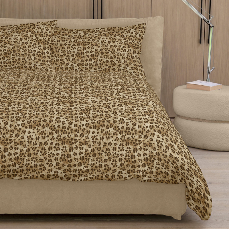 La parure copripiumino TABBY trasforma il letto in un rifugio di morbidezza ed eleganza, ispirato alla dimensione wild della natura. Il disegno, che richiama il manto dei felini, si esprime in una stampa grintosa ma delicata, capace di donare carattere e armonia alla camera da letto. Pensata come un’esperienza sensoriale avvolgente, unisce comfort e design contemporaneo, vestendo lo spazio notte con uno stile sofisticato, caldo e accogliente. Preziosa stampa digitale - Percalle di puro cotone La faccia superiore del sacco e le federe a quattro volanini sono in percalle di puro cotone stampato in digitale. Il resto del completo è in percalle di puro cotone tinta unita. Misure: 2 piazze: sacco 250x260 cm - federe 52x82 cm 1 piazza e mezza: sacco 200x260 cm - federe 52x82 cm Materiale: 100% cotone Design: stampa animalier Lavaggio: facilmente lavabile in lavatrice a 40 gradi Della stessa collezione sono disponibili il completo lenzuola e la coppia ospite + asciugamano.